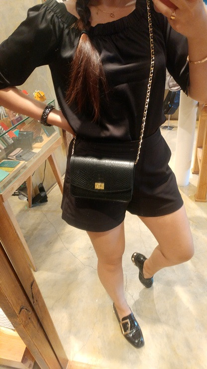 New Concheria natural cowhide mini chain back Gold