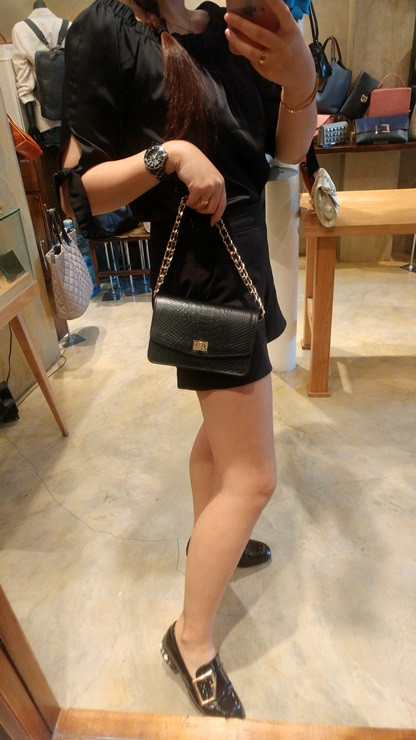 New Concheria natural cowhide mini chain back Gold