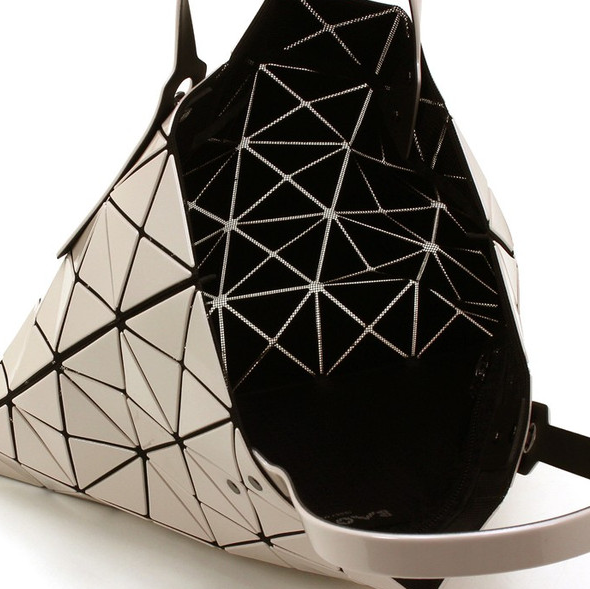 <b><p>Baobao Lucent Prism Isei Miyake BOBO shoulder</p></b><b><p>バオバオルーセントプリズムイッセイミヤケBOBOショルダーバッグ、日本の名品バッグ本物</p></b><br /><br /><p align='center'>