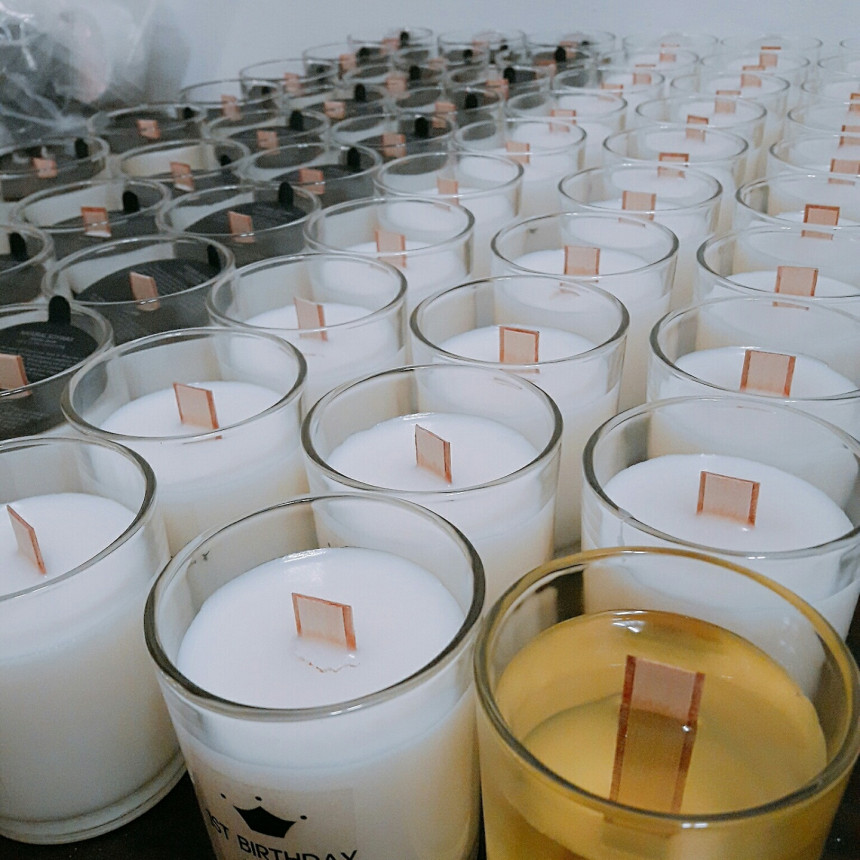 Natural Strawberry Candle Soi Forward 7 oz 210ml N