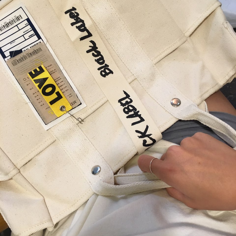 <b><p>Black Label Canvas Square Eco Tumbler Coeyce</p></b><b><p>ブラックレーベルキャンバス正方形バックエコタンブラーコンベクデイリーバック 블랙라벨에코백</p></b><br /><br /><p align='center'>