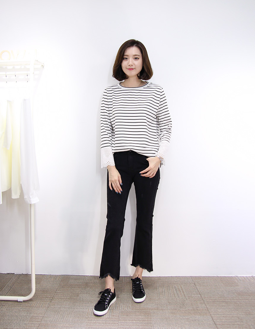 Women Jeans Pants in Bending Cutting Boots Cut Bla