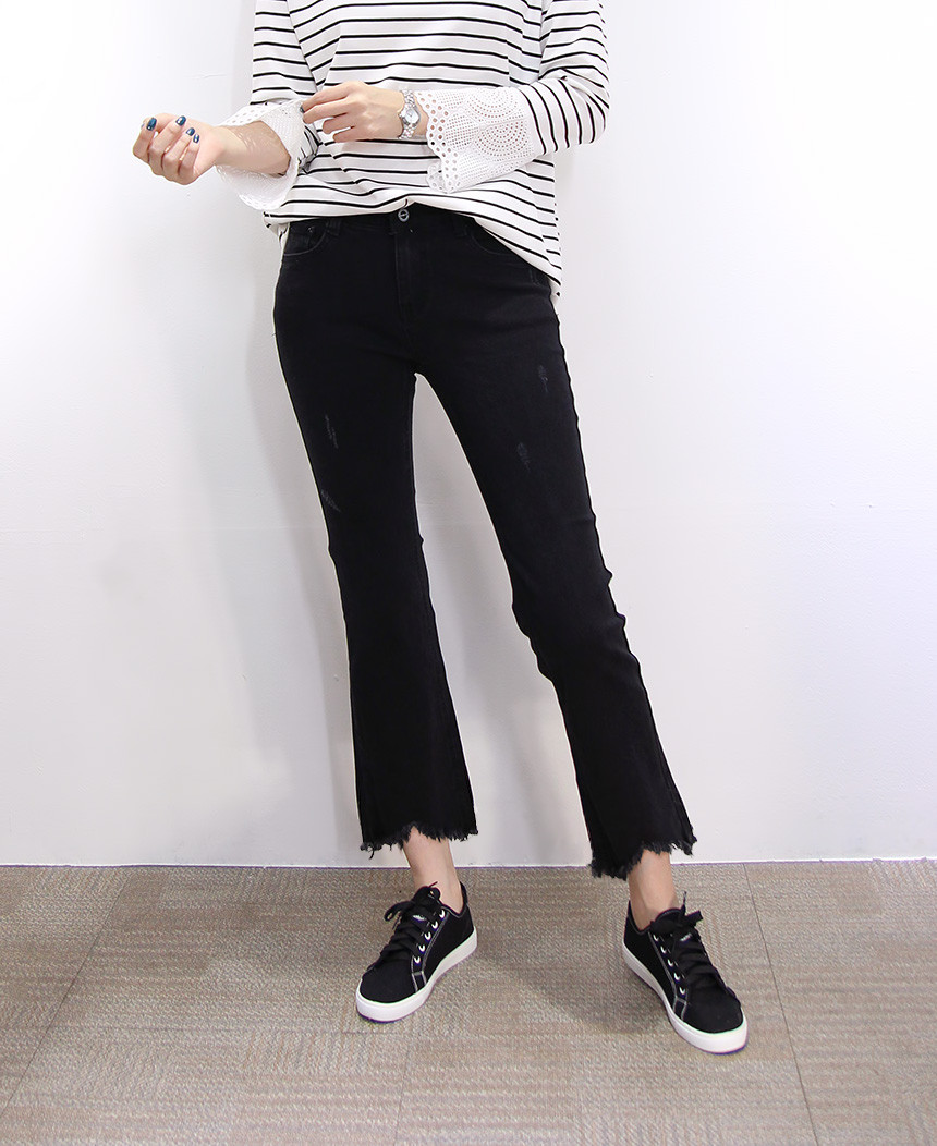 Women Jeans Pants in Bending Cutting Boots Cut Bla