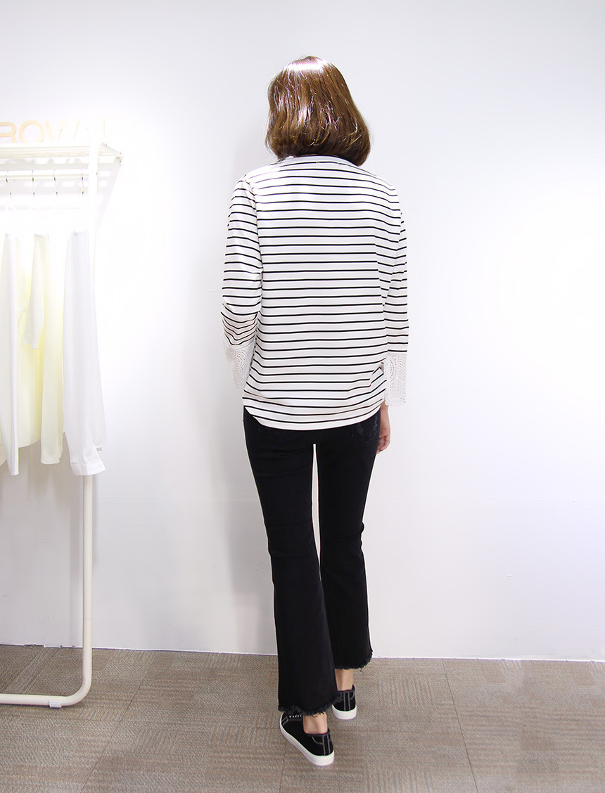 Women Jeans Pants in Bending Cutting Boots Cut Bla