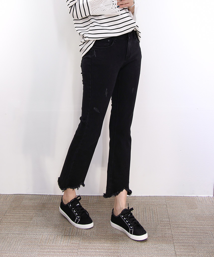 Women Jeans Pants in Bending Cutting Boots Cut Bla