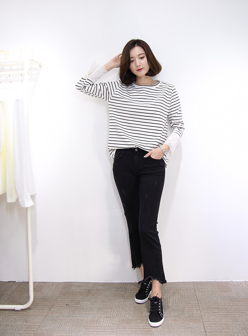 Women Jeans Pants in Bending Cutting Boots Cut Bla