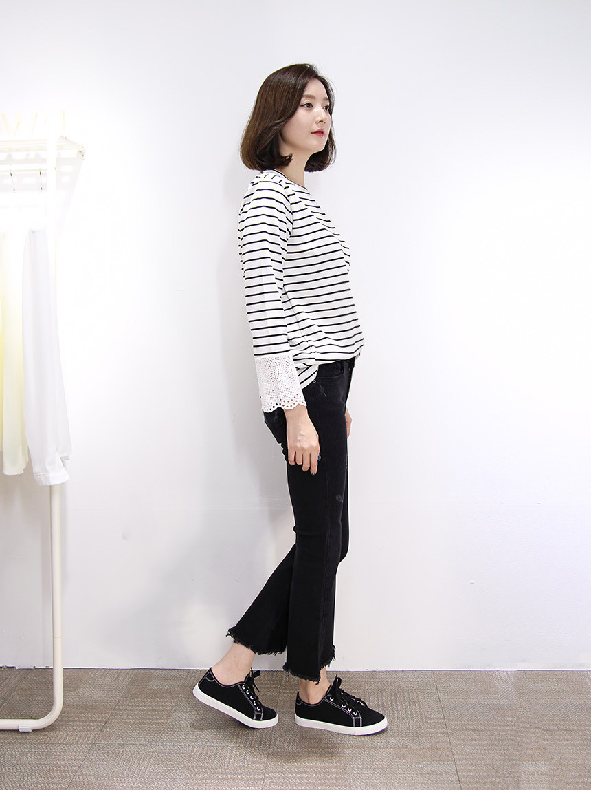 Women Jeans Pants in Bending Cutting Boots Cut Bla