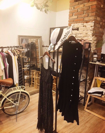 Glossy pleats Pleated long skirts Luxurious look T