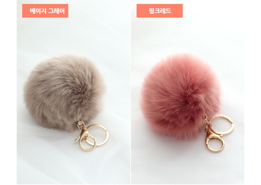 Rabbit hairdrops Pomfom is attracted by the fall o