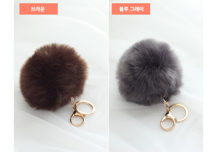 Rabbit hairdrops Pomfom is attracted by the fall o