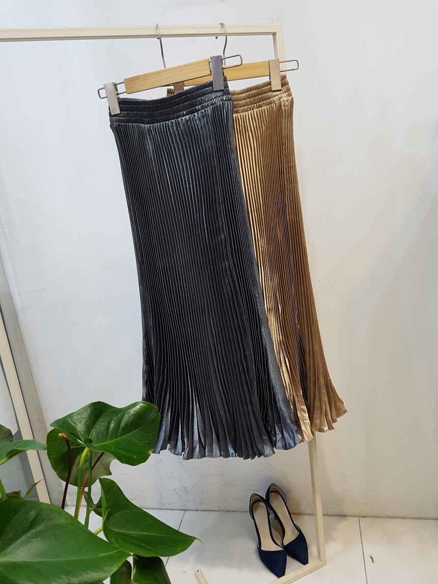 Wrinkled metal long skirt