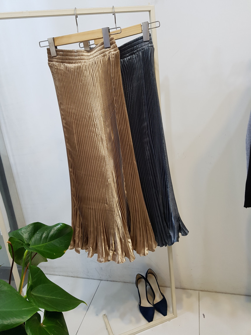 Wrinkled metal long skirt