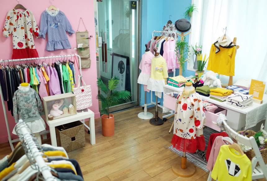 <b><p>Dinosaur tail A boy and girl Nsery clothes</p></b><b><p>恐竜の尾 残っサンハボク 保育園の服 有セット 幼児スウェ 赤ちゃん Tシャツ</p></b><br /><br /><p align='center'>