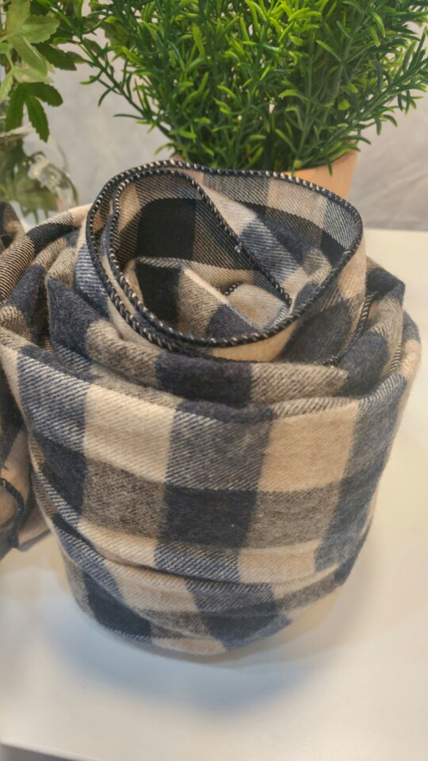 Warm and fluffy brushed checked Rectangular muffle