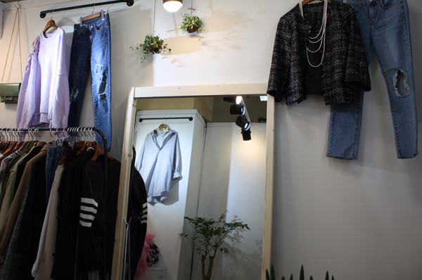 Flare lace skirt black neat woman look modern mode