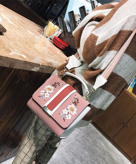 <b><p>Flower Embroided Square Css Back Women Mini</p></b><b><p>花の刺繍スクエアクロスバック女性ミニ​​バック女性20代カジュアルバッグケジュ 여성크로스백</p></b><br /><br /><p align='center'>