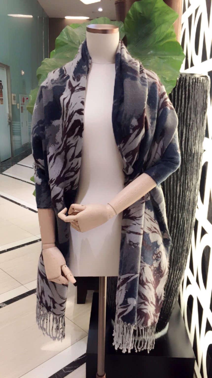 Rooney Quartz Shawl muffler SA3UHZ904