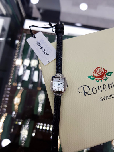 <b><p>Rose Mont ANTIQUE TOUCH ROSE RIES RS 16-03BK</p></b><b><p>ローズモン アンティーク タッチ RIES RS 16-03BK 腕時計 様々なコーディネートルック</p></b><br /><br /><p align='center'>