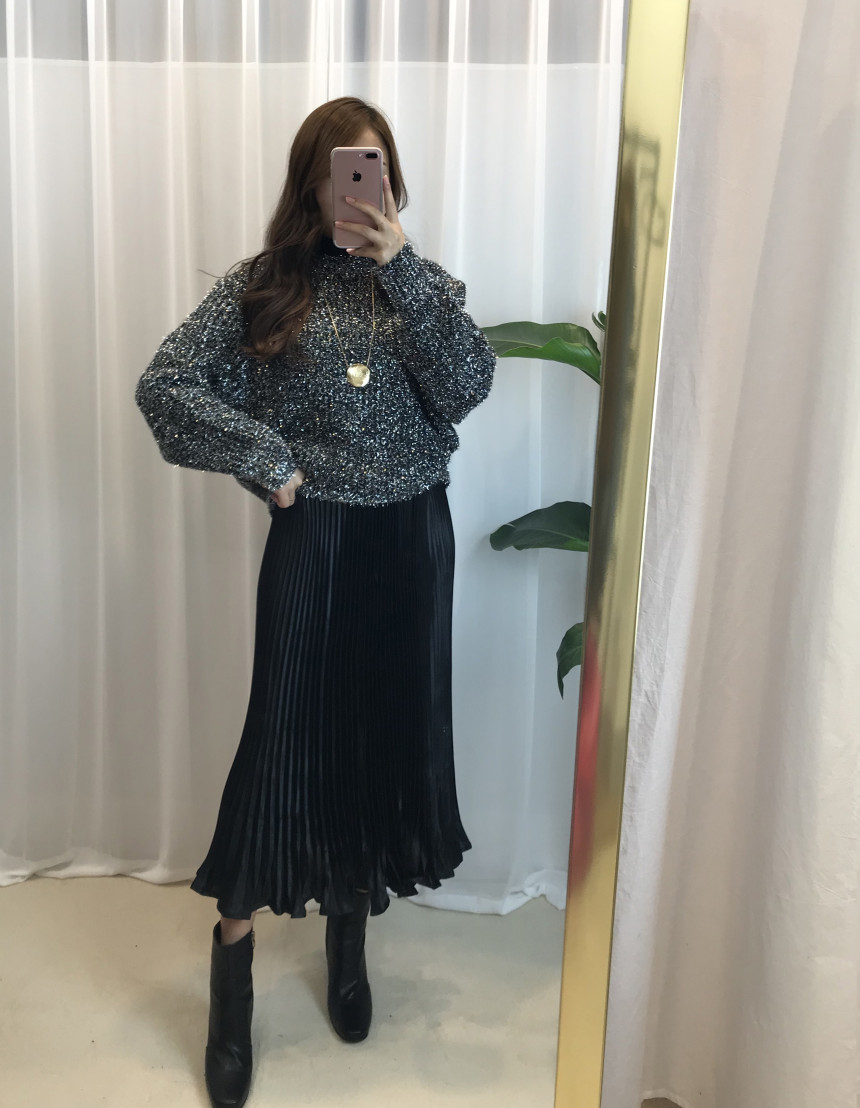 Glossy pleats Pleated long skirts Luxurious look T