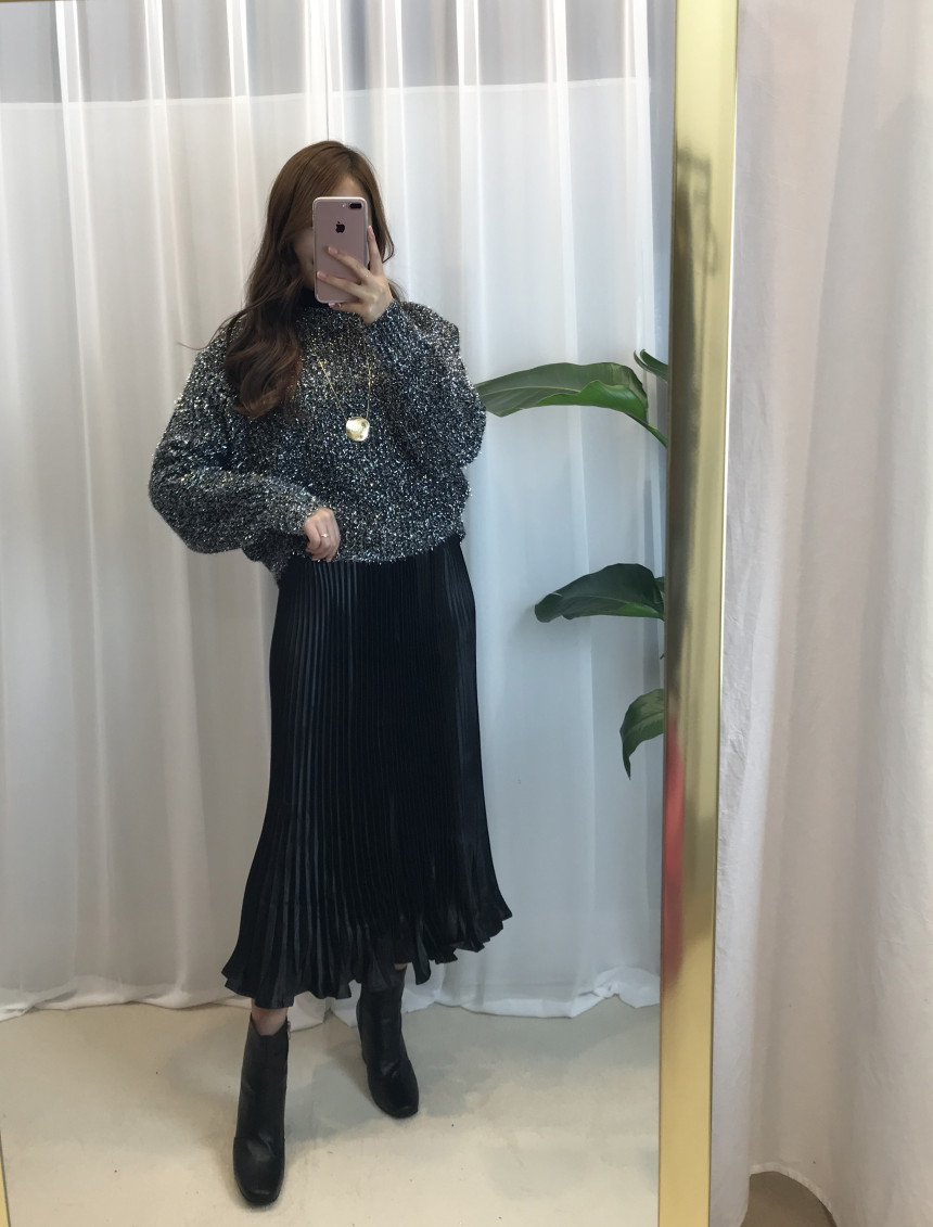 Glossy pleats Pleated long skirts Luxurious look T