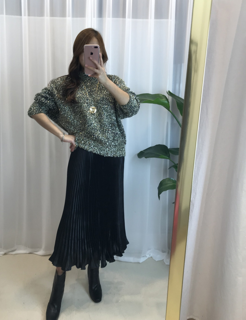 Glossy pleats Pleated long skirts Luxurious look T