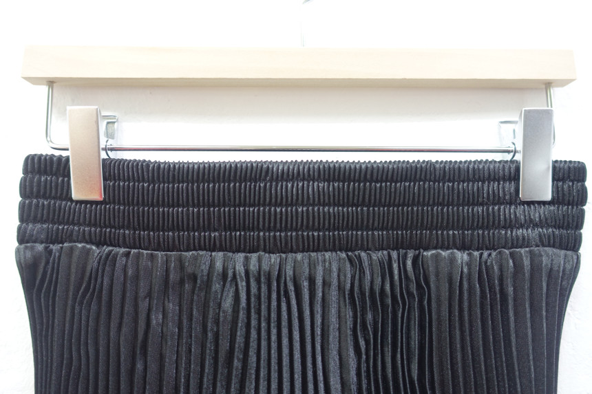 Glossy pleats Pleated long skirts Luxurious look T