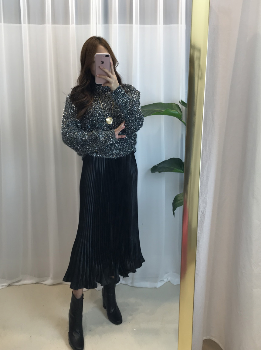 Glossy pleats Pleated long skirts Luxurious look T