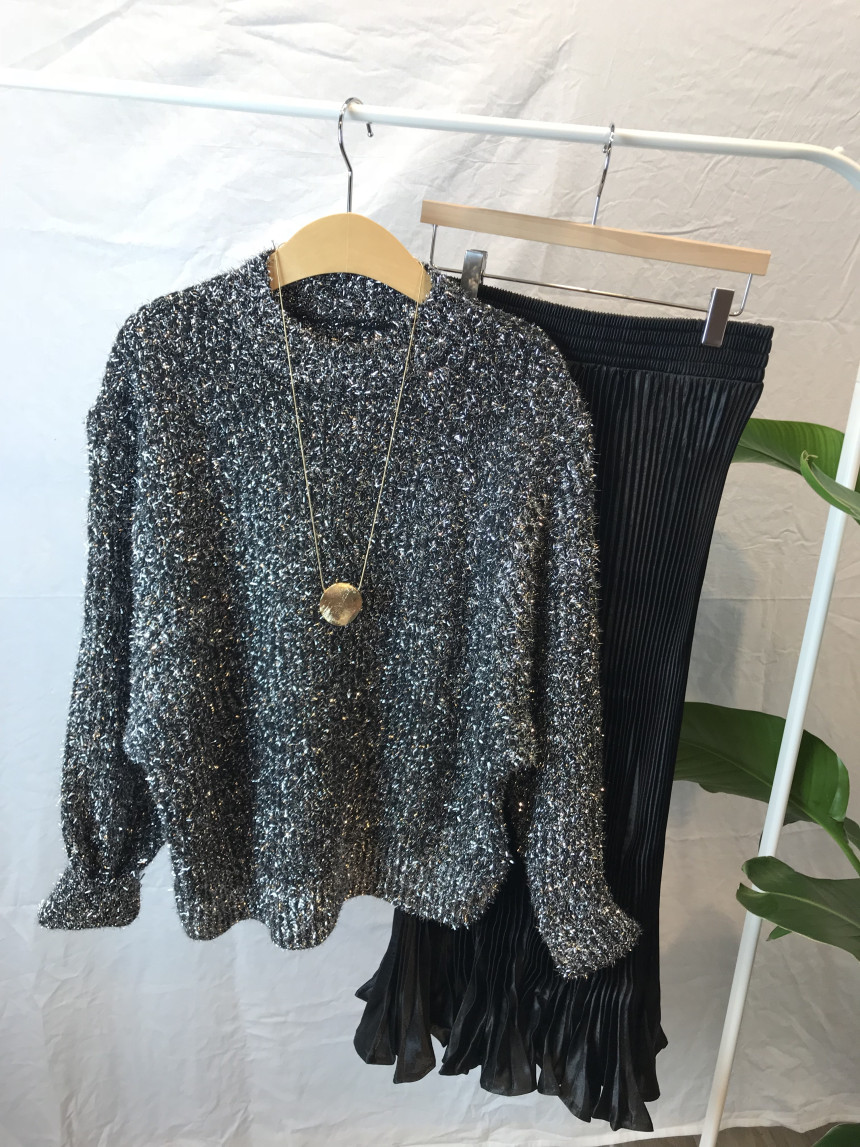 Glossy pleats Pleated long skirts Luxurious look T