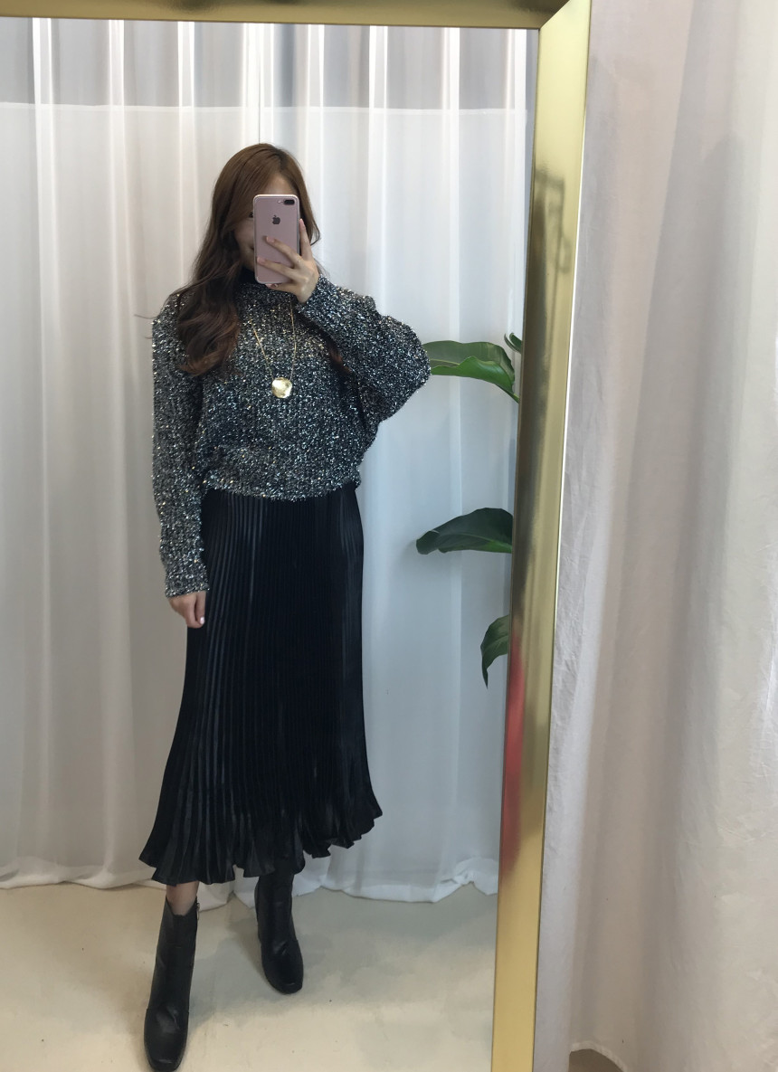 Glossy pleats Pleated long skirts Luxurious look T