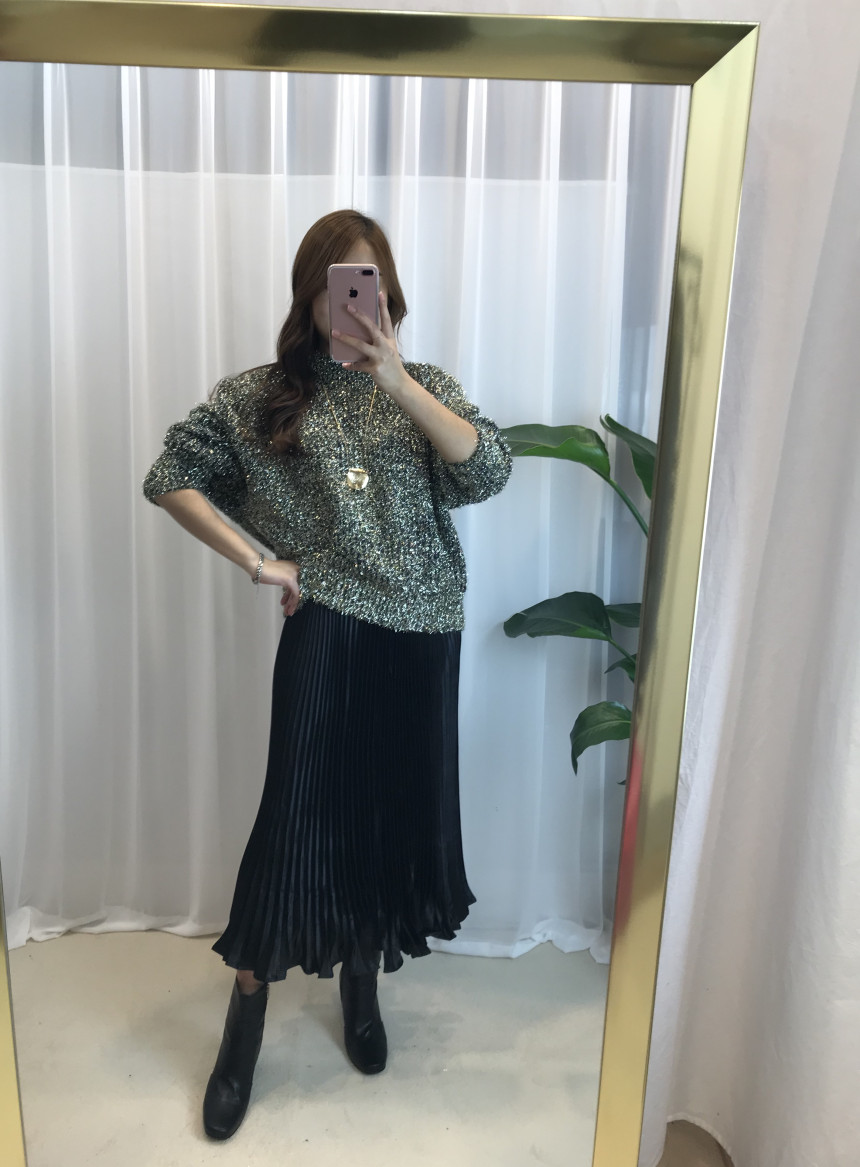Glossy pleats Pleated long skirts Luxurious look T