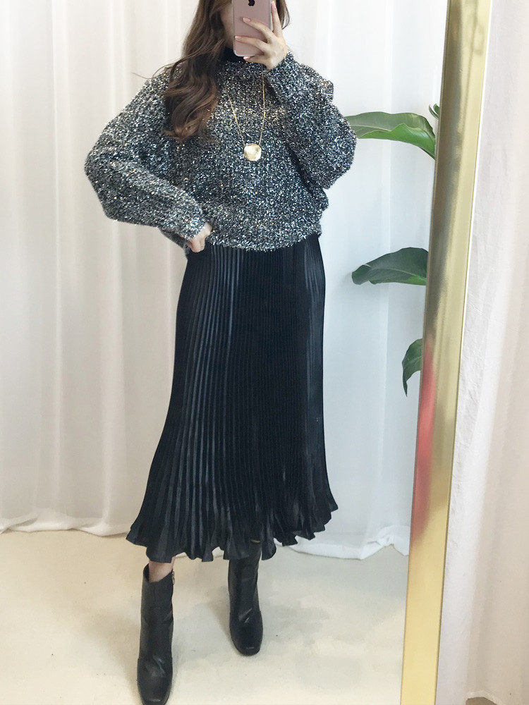 Glossy pleats Pleated long skirts Luxurious look T