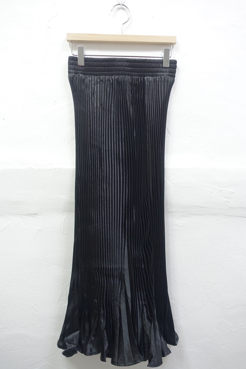 Glossy pleats Pleated long skirts Luxurious look T