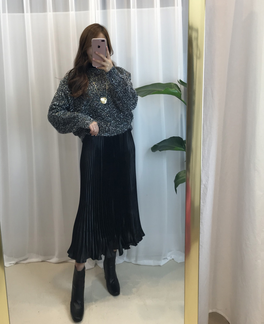 Glossy pleats Pleated long skirts Luxurious look T