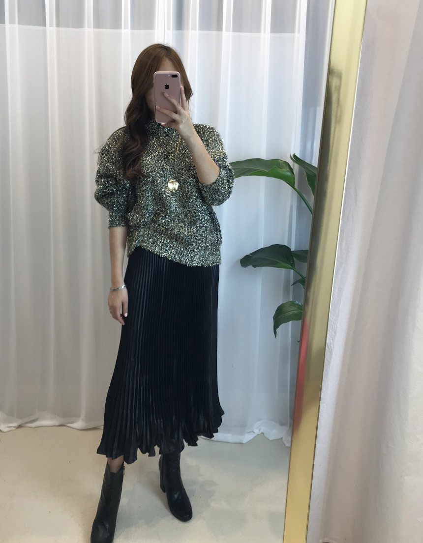 Glossy pleats Pleated long skirts Luxurious look T