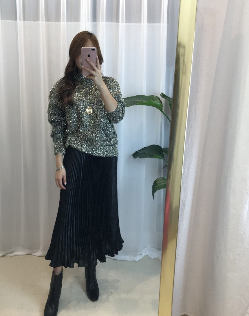 Glossy pleats Pleated long skirts Luxurious look T