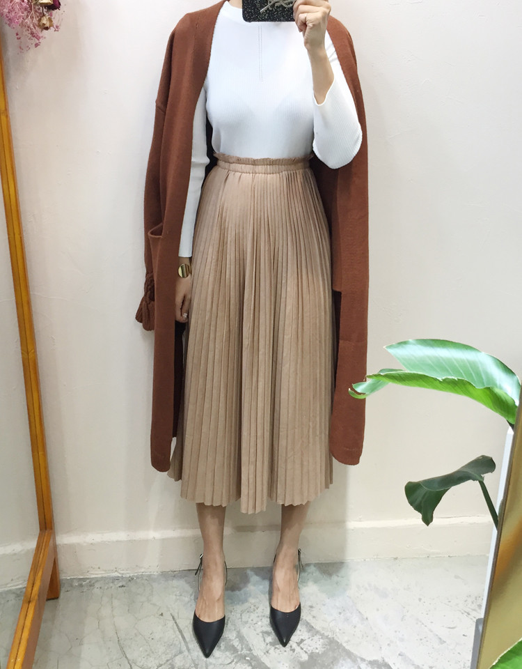 Pleated suede long skirt