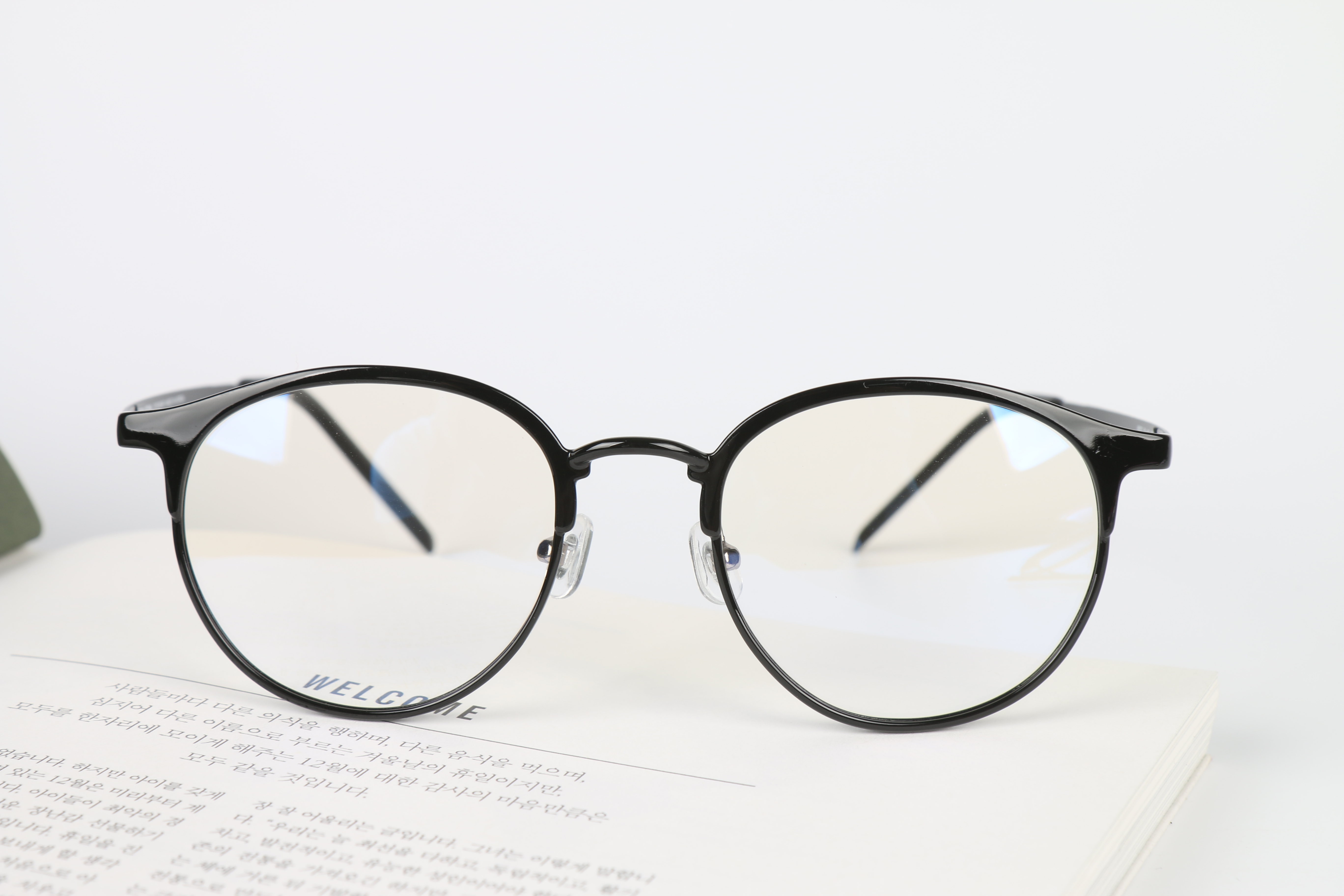 <b><p>light Korean Wom Donggul Hn glasses Round</p></b><b><p>軽い 韓国語 男 女性 ドングル 角縁 メガネ ラウンドテ 小さな ファッション</p></b><br /><br /><p align='center'>