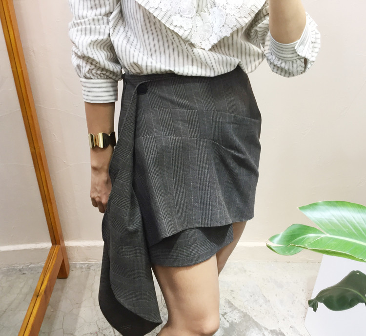 Unchecked mini skirt