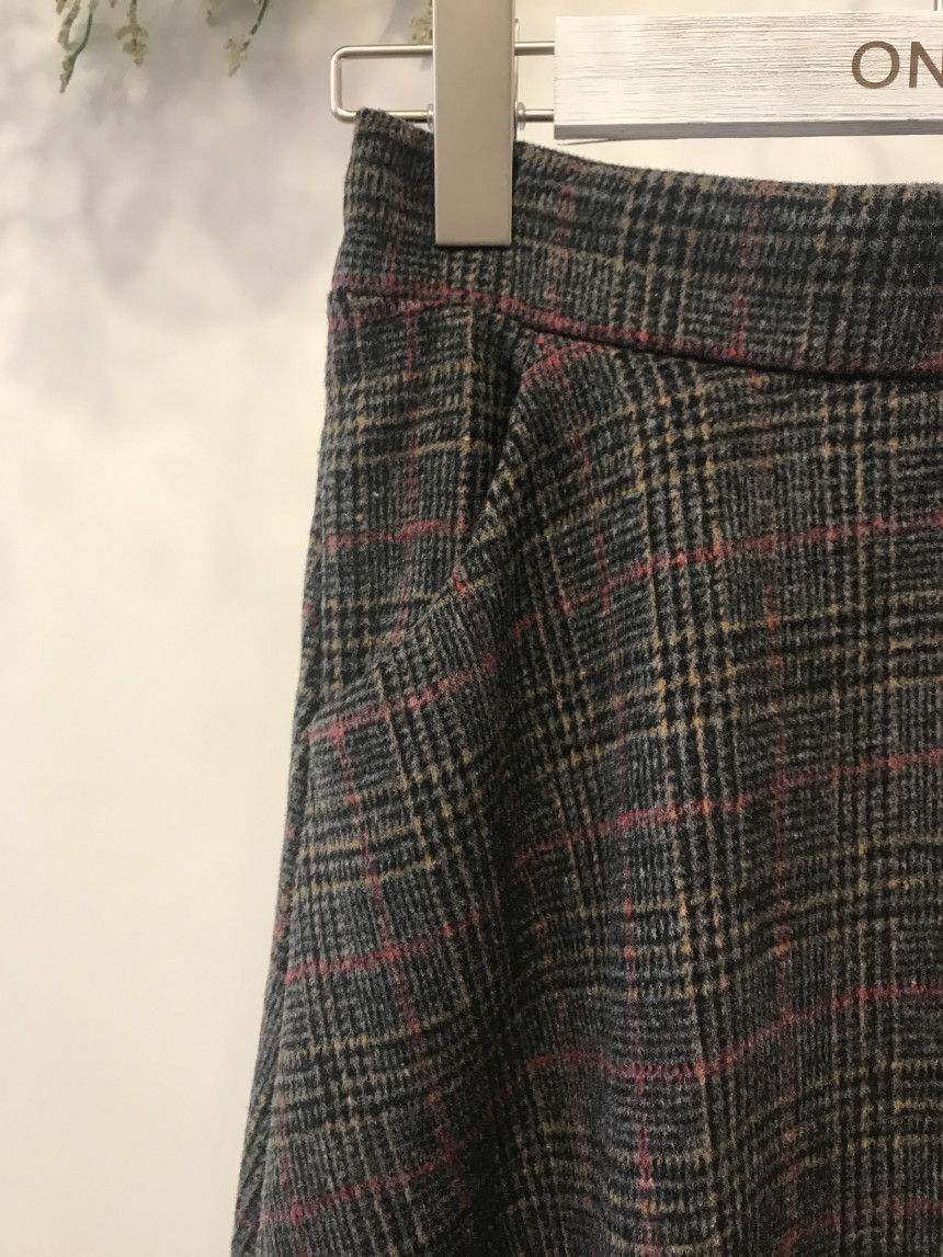 Casual 30-year-old woman clean and elegant woolly 