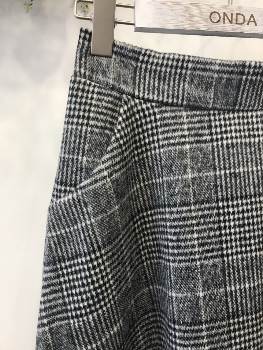 Casual 30-year-old woman clean and elegant woolly 