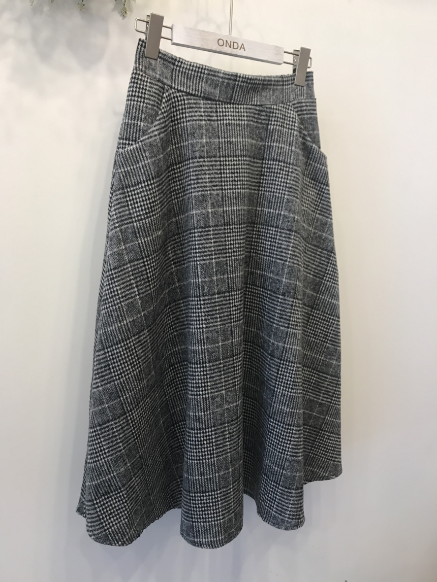 Casual 30-year-old woman clean and elegant woolly 