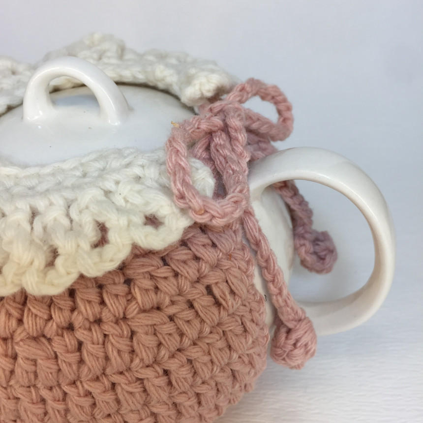 Pink tea cozy teapot with hand-held pottery Warm t