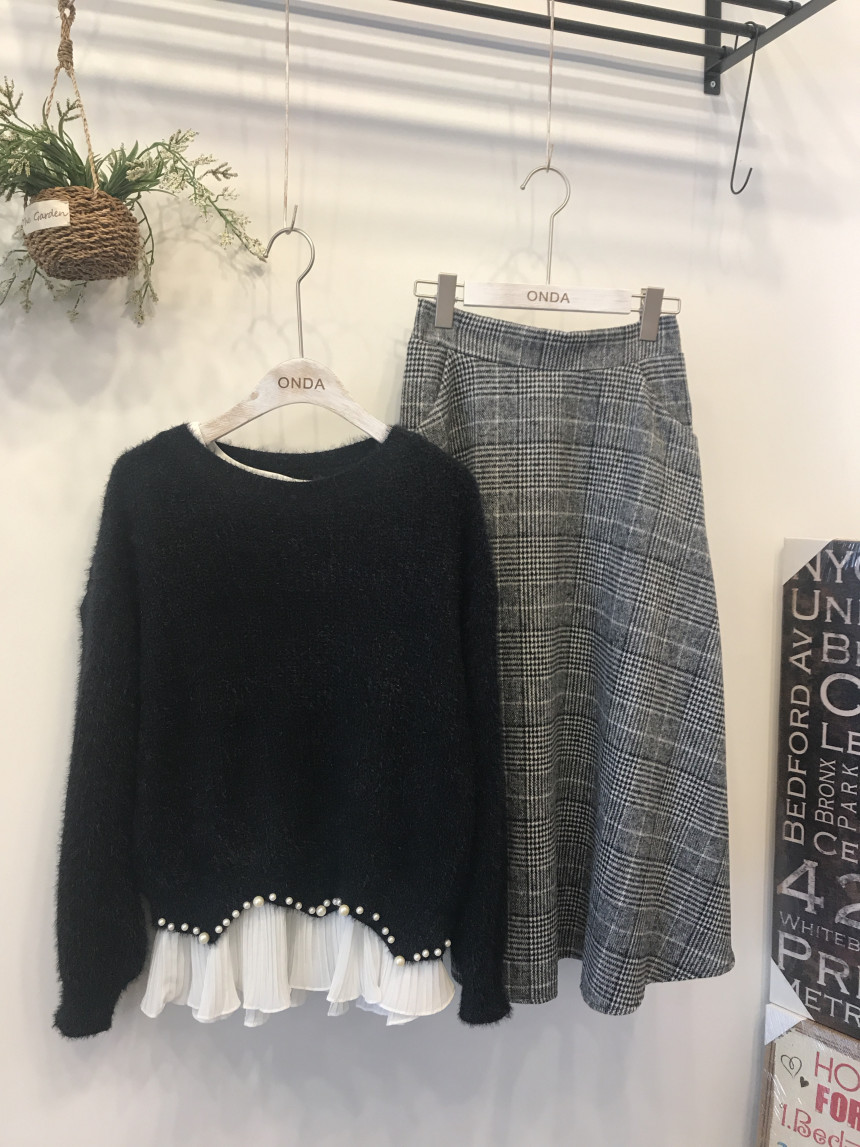 Casual 30-year-old woman clean and elegant woolly 