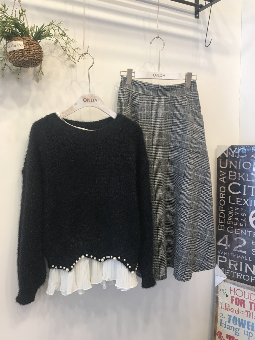 Casual 30-year-old woman clean and elegant woolly 