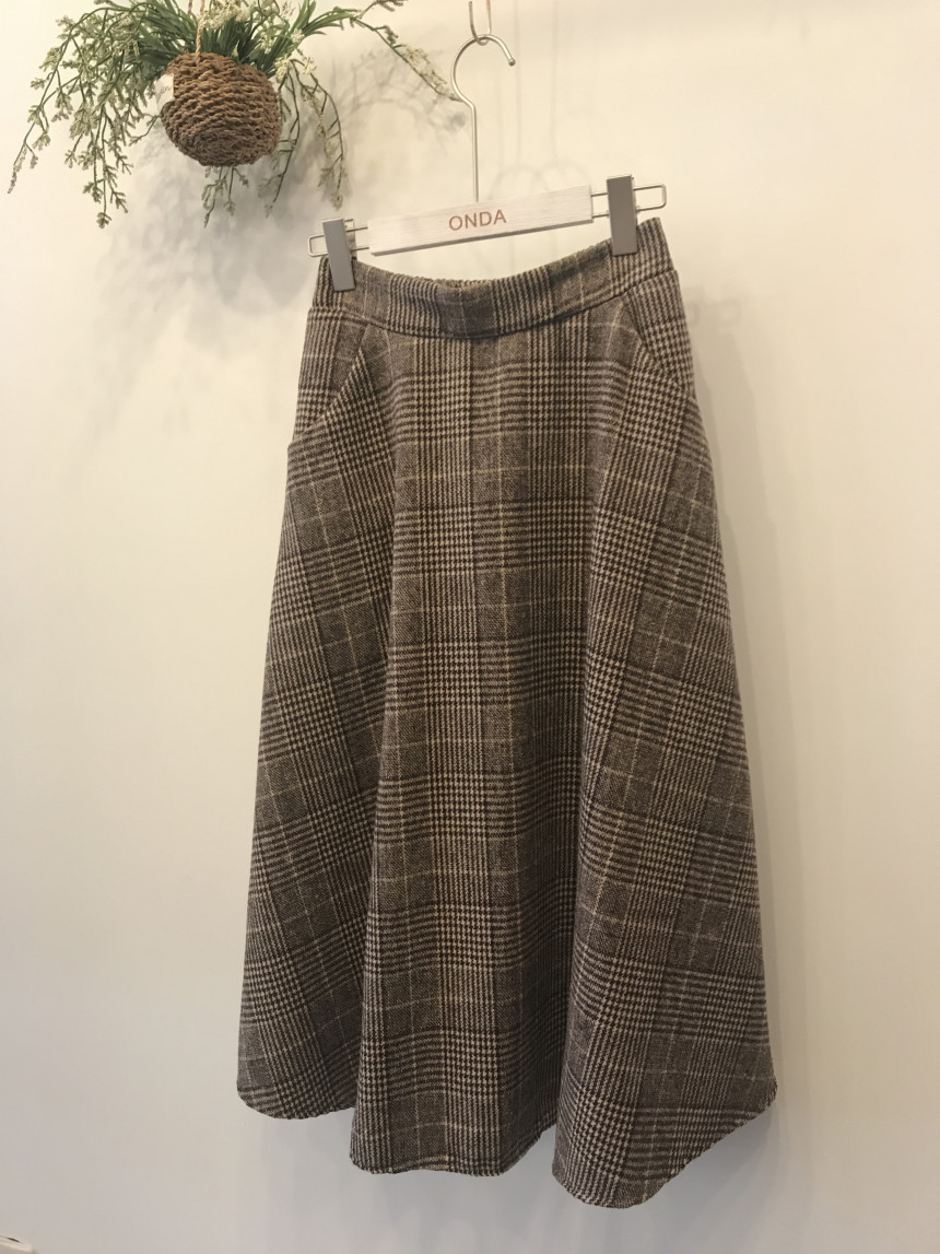 Casual 30-year-old woman clean and elegant woolly 