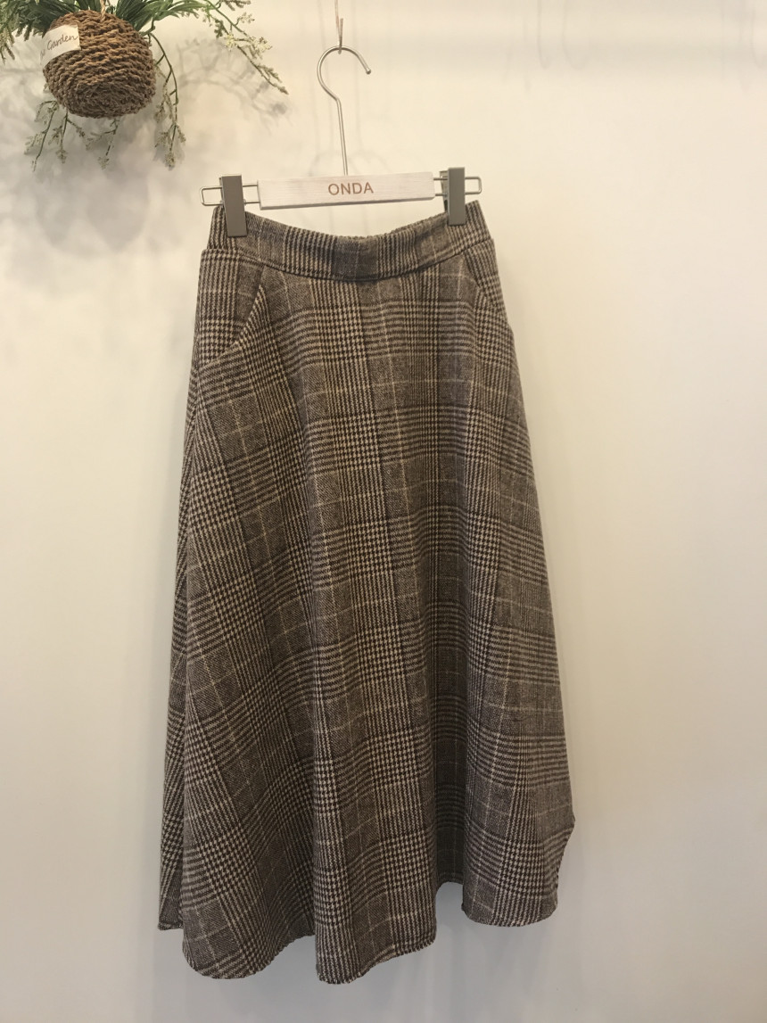 Casual 30-year-old woman clean and elegant woolly 