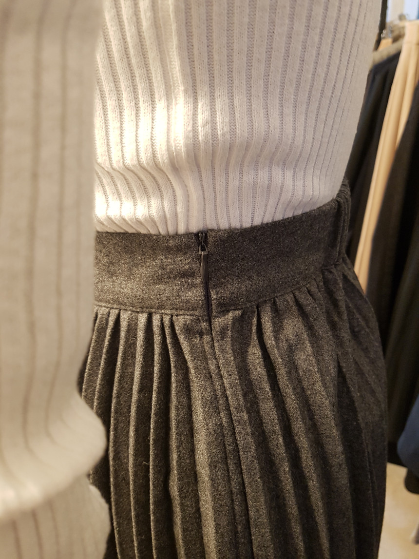 Wool material wrinkled long skirt Twenties Woman U