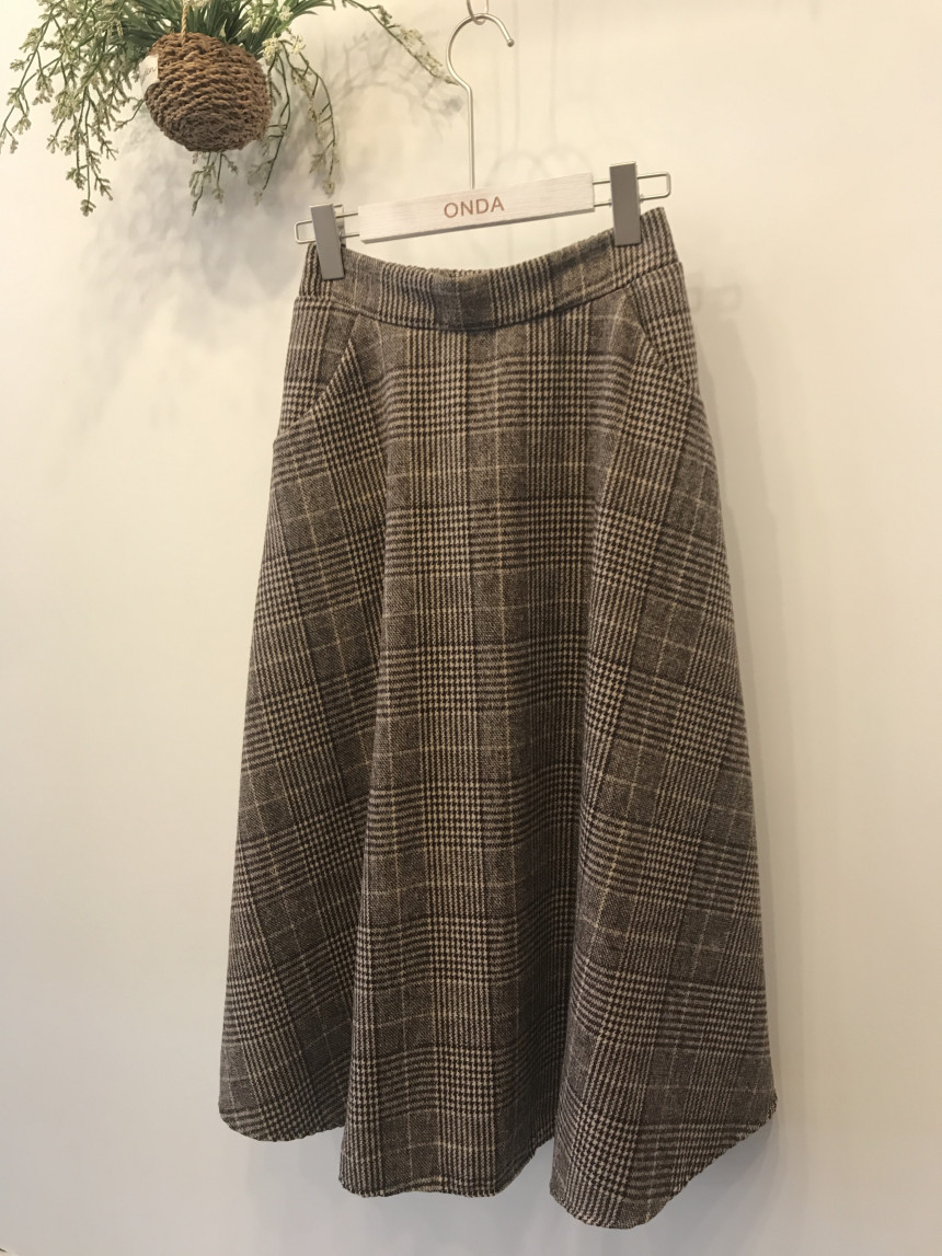 Casual 30-year-old woman clean and elegant woolly 