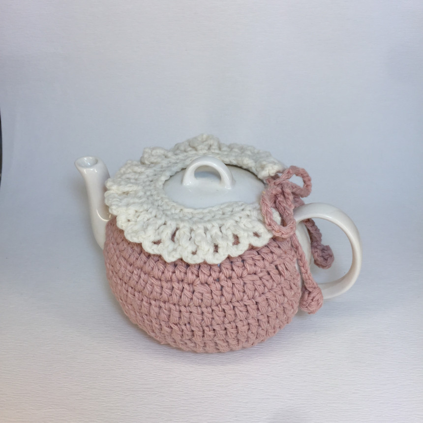 Pink tea cozy teapot with hand-held pottery Warm t