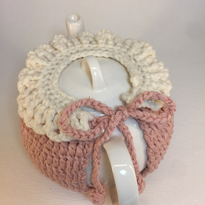 Pink tea cozy teapot with hand-held pottery Warm t